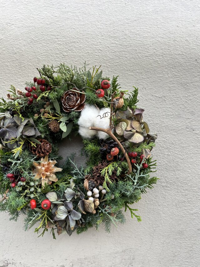 針葉樹の森のリース　秋色あじさいと木の実