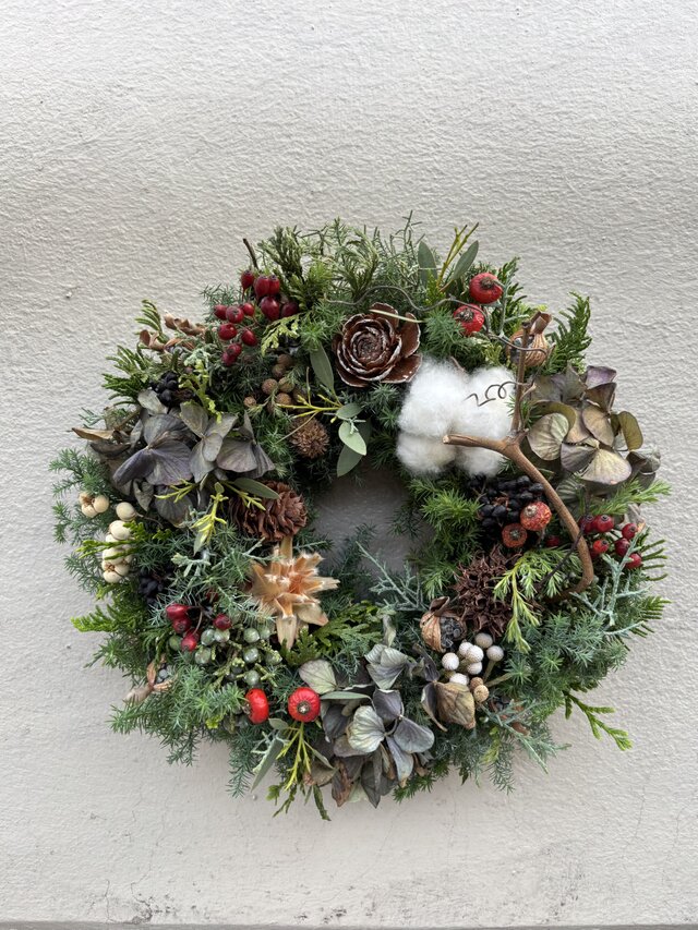 針葉樹の森のリース 秋色あじさいと木の実 | iichi 日々の暮らしを