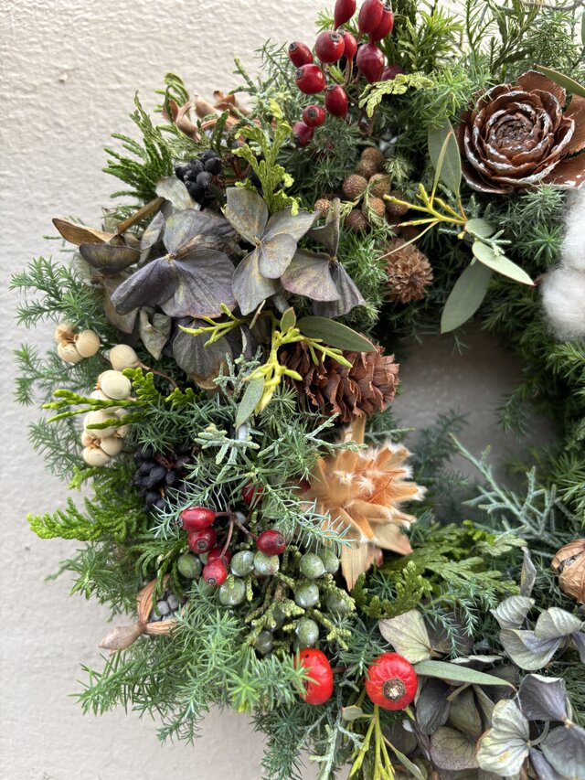 針葉樹の森のリース 秋色あじさいと木の実 | iichi 日々の暮らしを