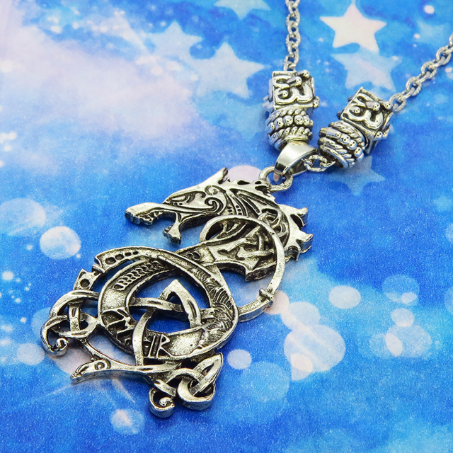 アンティークシルバー ドラゴンモチーフのペンダントネックレス 模様