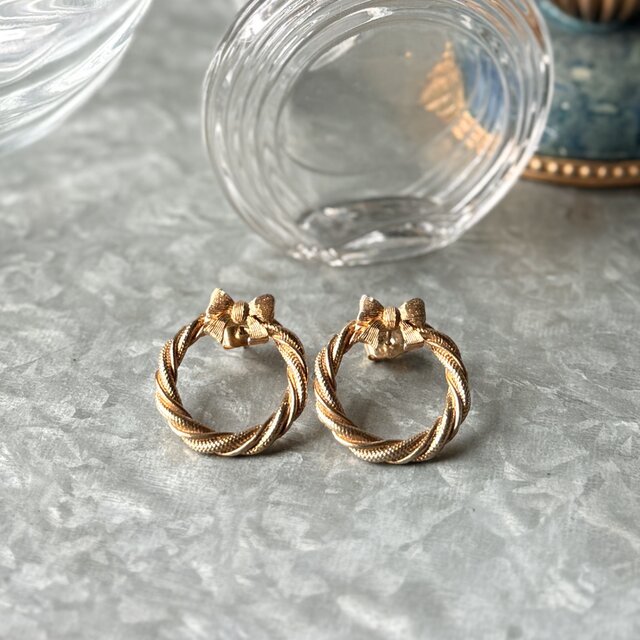 【 AVON 】エイボン・ヴィンテージイヤリング 1979 Wreath Ribbon Gold Tone