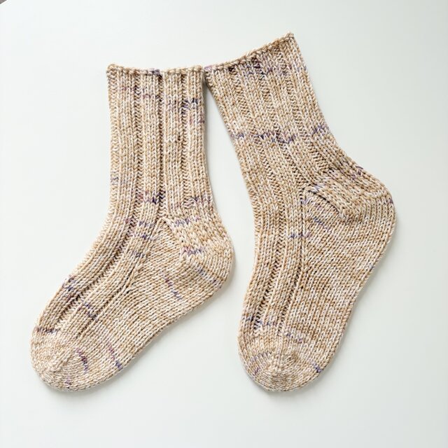 厚手の手編みの靴下　「おやすみの日」