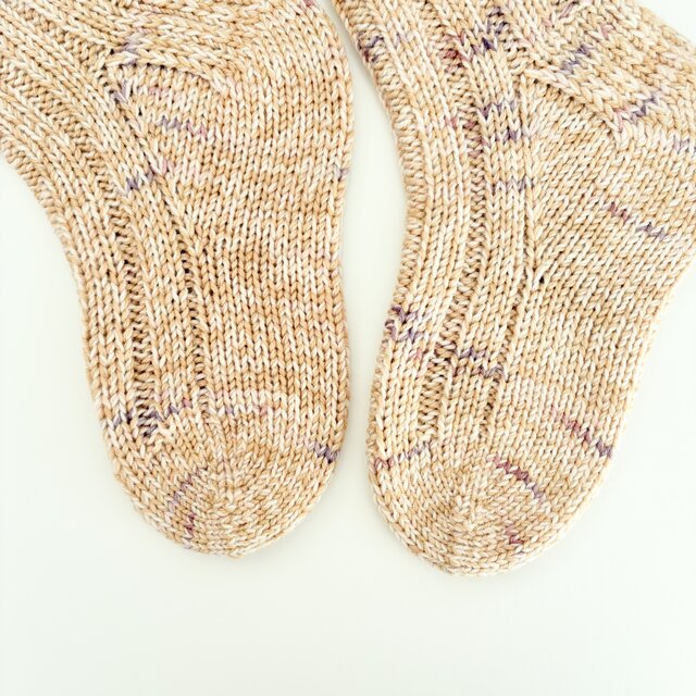 厚手の手編みの靴下 「おやすみの日」 | iichi 日々の暮らしを心地よく