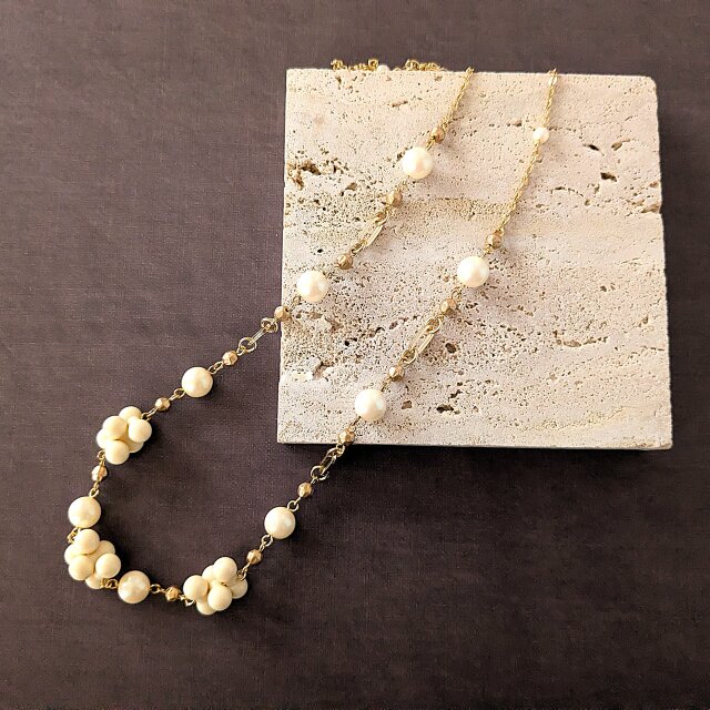 ぽこぽこビーズが揺れる　アイボリー×チェコガラスの繊細ネックレス（N1331）