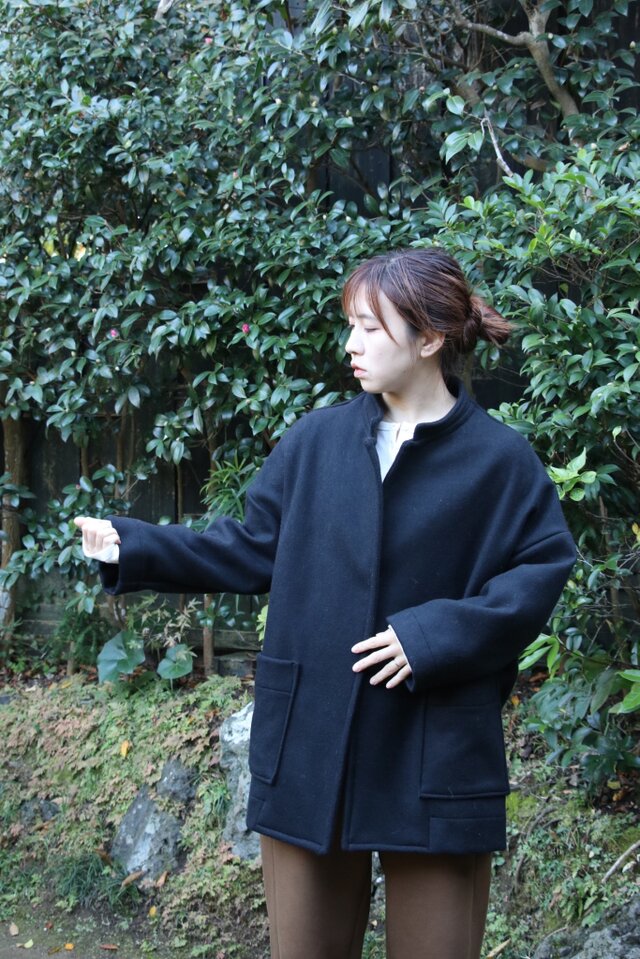 圧縮ウールのバンドカラーコート（黒）