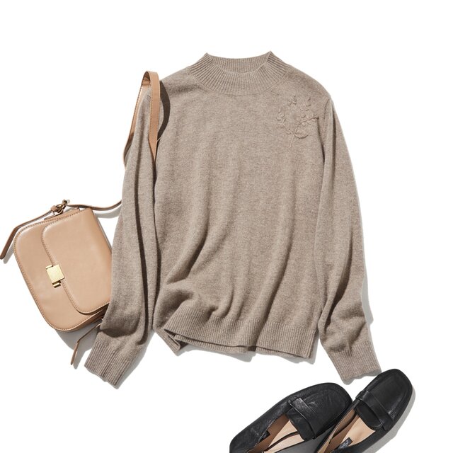 手刺繡の葉と蝶が遊び心を添える。至高のカシミヤボルトネックニット　カシミヤセーター 　 ライトブラウン251127-1