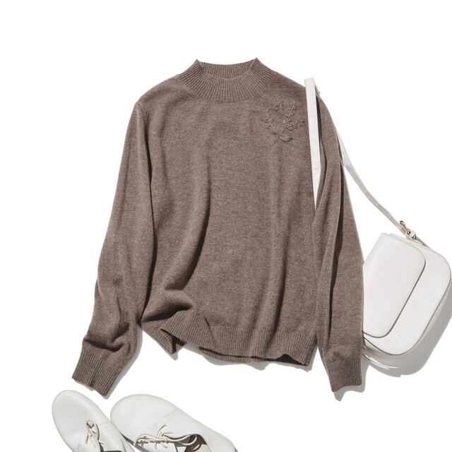 手刺繡の葉と蝶が遊び心を添える。至高のカシミヤボルトネックニット　カシミヤセーター　　茶色　251127-2