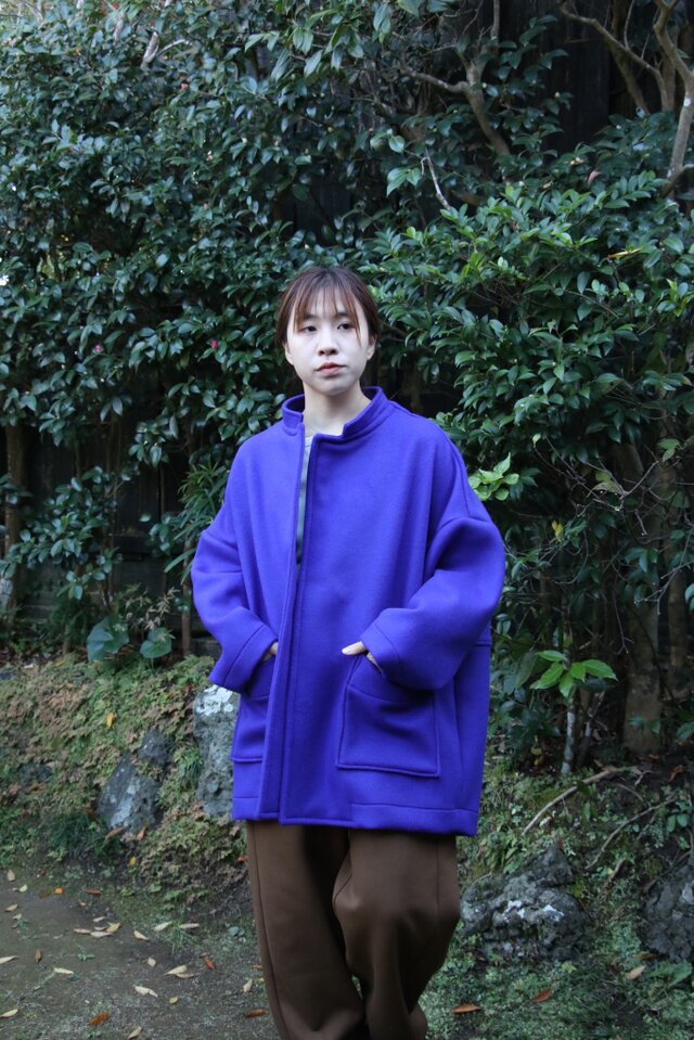 圧縮カラーのバンドカラーコート（ブルー）