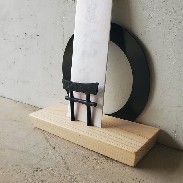 置き型］アイアンのモダン神棚（御札一枚）鉄の輪 + 鍛鉄の鳥居 × 国産