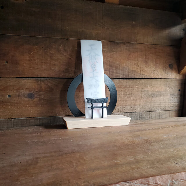 置き型］アイアンのモダン神棚（御札一枚）鉄の輪 + 鍛鉄の鳥居 × 国産