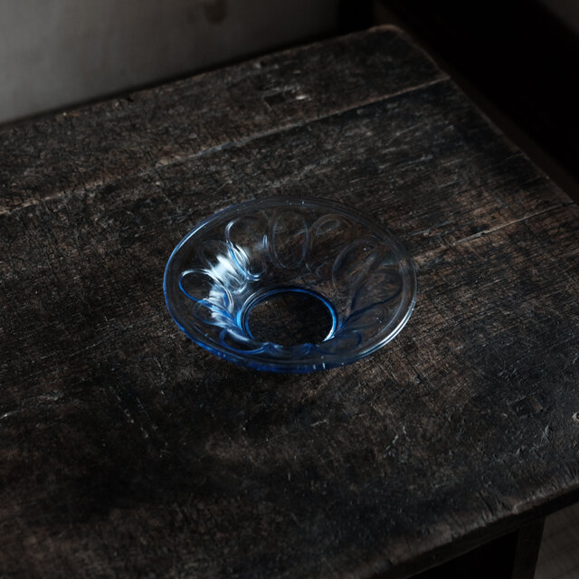 アイスクリームを乗せたくなる◆プレスガラス小鉢　古民家　古道具　ブルー　antiques 大正〜昭和初期　i1