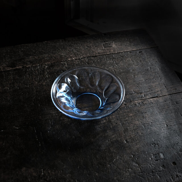 アイスクリームを乗せたくなる◆プレスガラス小鉢　古民家　古道具　ブルー　antiques 大正〜昭和初期　i2【傷有り】