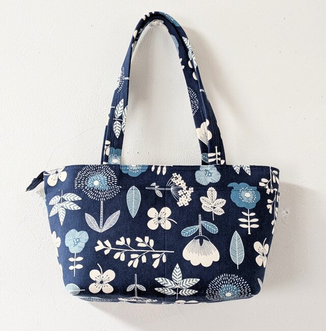 北欧の花　横長ネイビートート