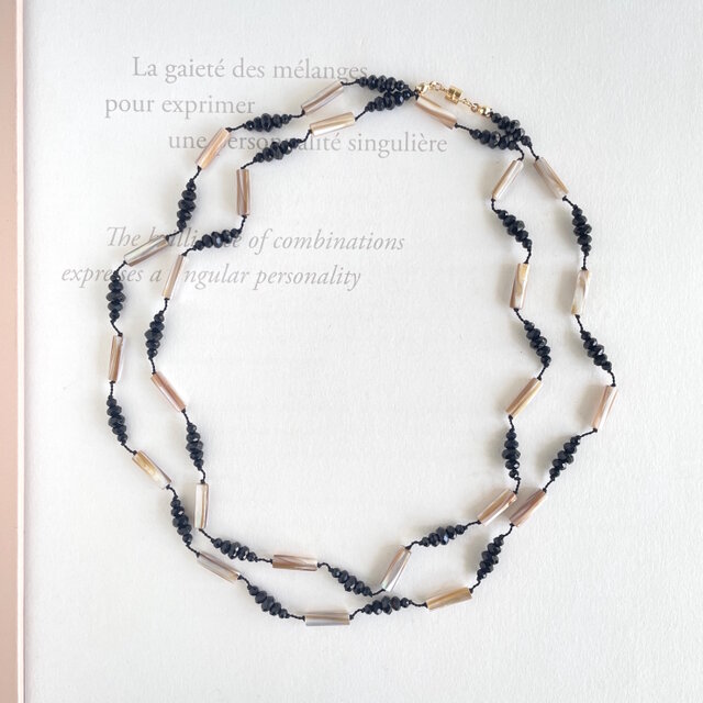 マザーオブパールとオニキスのコードロングネックレス