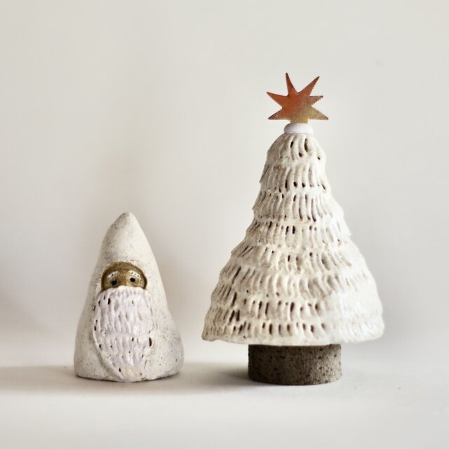 クリスマスツリーと白いサンタ