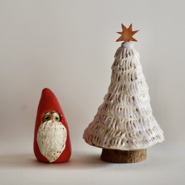 クリスマスツリーと赤いサンタ