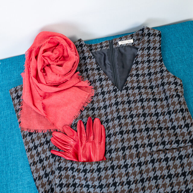 寒い日もルンルン♪のきれいめウールワンピース【ロング丈・ダークグレー×千鳥・Vネック・ノースリーブ・裏地付き】