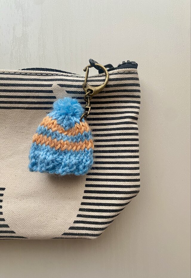 ニット帽キーホルダー②（ライトブルー×オレンジ）