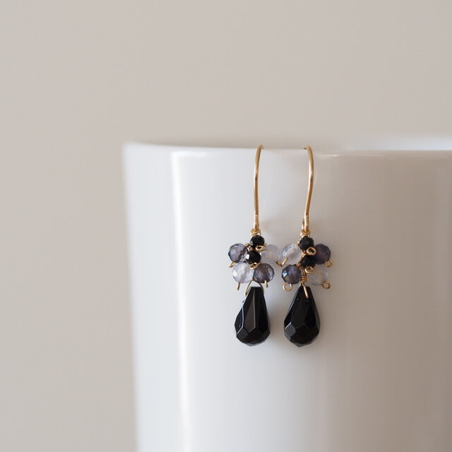 14kgf：しずく型オニキスとアイオライト・ブラックスピネルのピアス