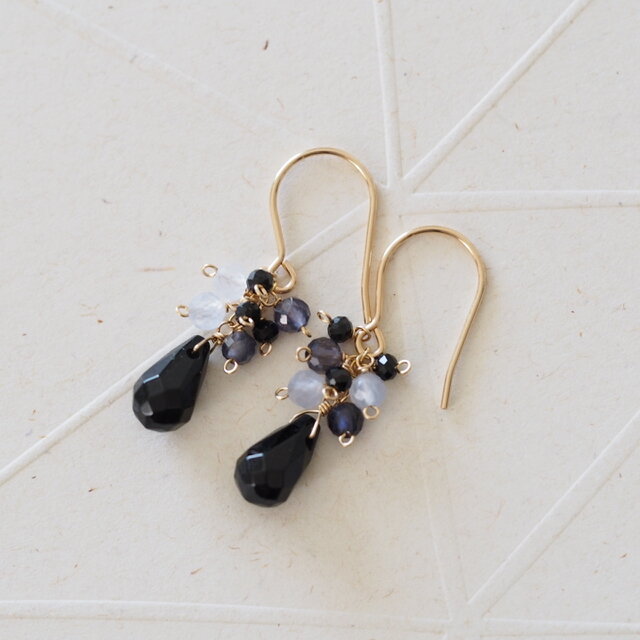 14kgf：しずく型オニキスとアイオライト・ブラックスピネルのピアス
