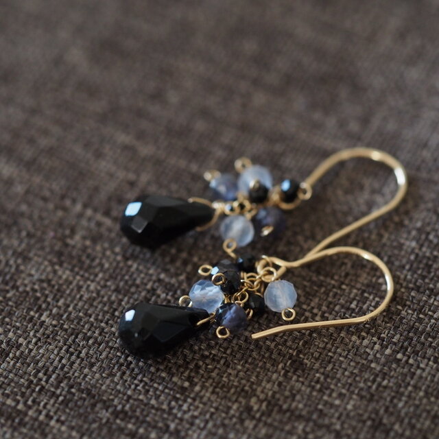 14kgf：しずく型オニキスとアイオライト・ブラックスピネルのピアス