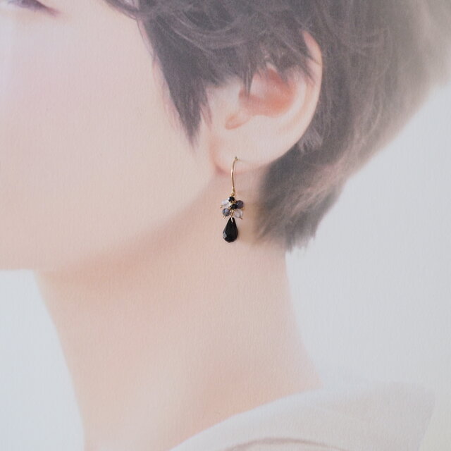 14kgf：しずく型オニキスとアイオライト・ブラックスピネルのピアス