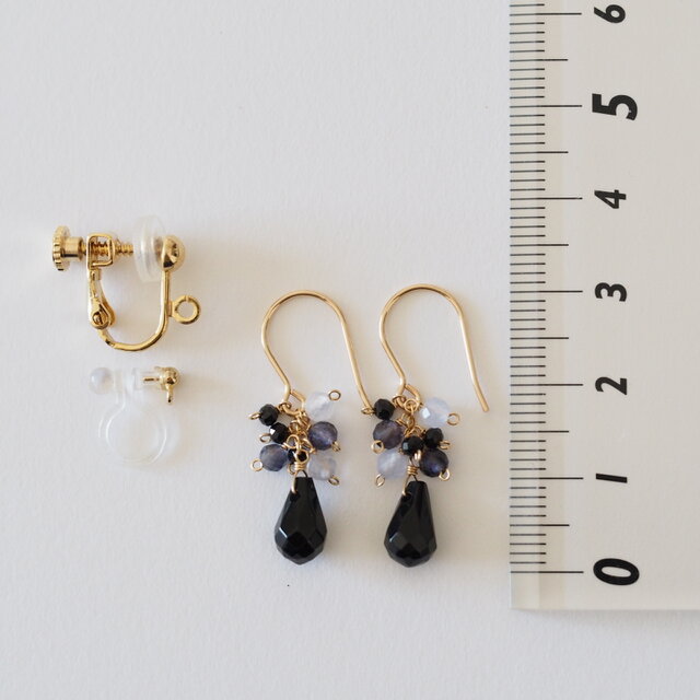 14kgf：しずく型オニキスとアイオライト・ブラックスピネルのピアス