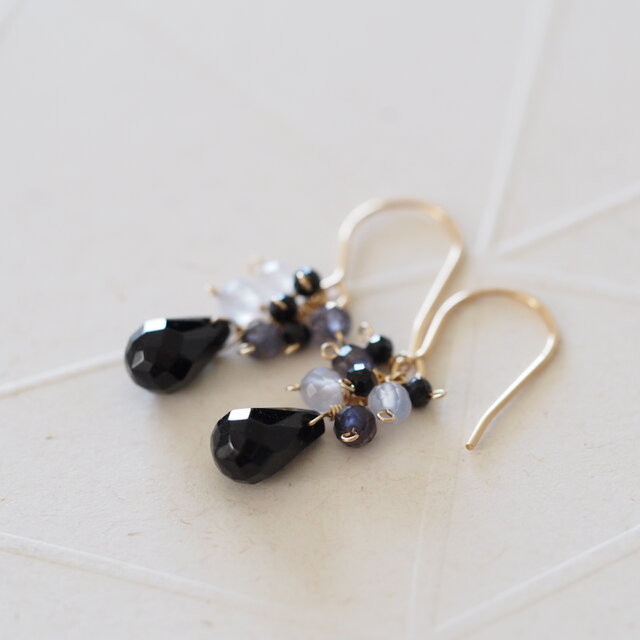 14kgf：しずく型オニキスとアイオライト・ブラックスピネルのピアス（イヤリング）№9205
