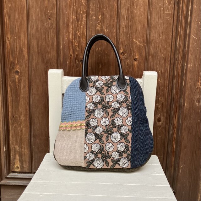 小さなボストンバッグ　刺繍のバラ　