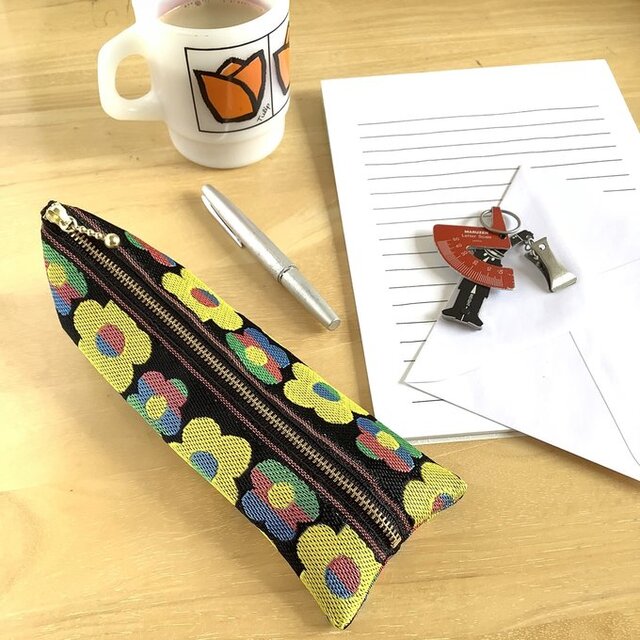 【レトロポップ　花柄】畳縁　テトラ型　ペンケース　黒　カラフル