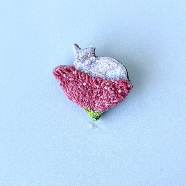 hana to neko "小さなお花に眠るちいさな猫さん"　 手刺繍　猫花ブローチ