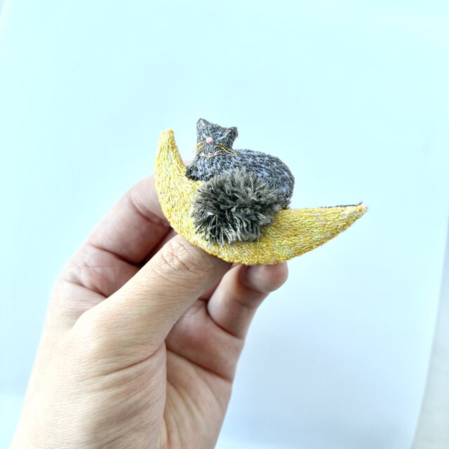Tsuki to neko "月とふさふさ尻尾の猫さん"　 手刺繍　月猫ブローチ