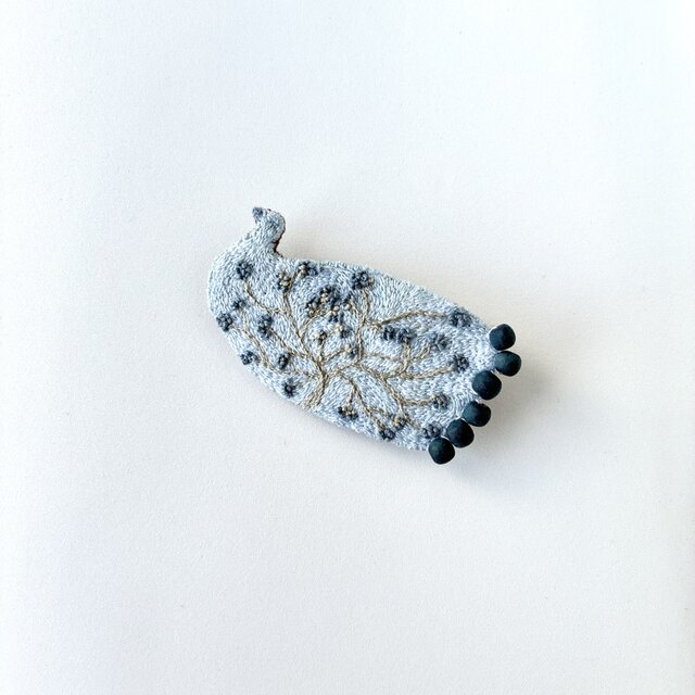 Aoi Fuyu  "静かなるふゆの青い木を纏う鳥さん" 手刺繍　草木染め糸の鳥ブローチ