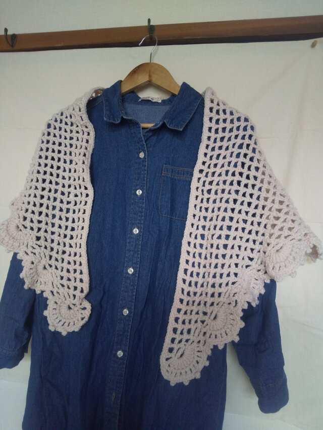 フリルがキュート！ほんのりピンクの三角ストール