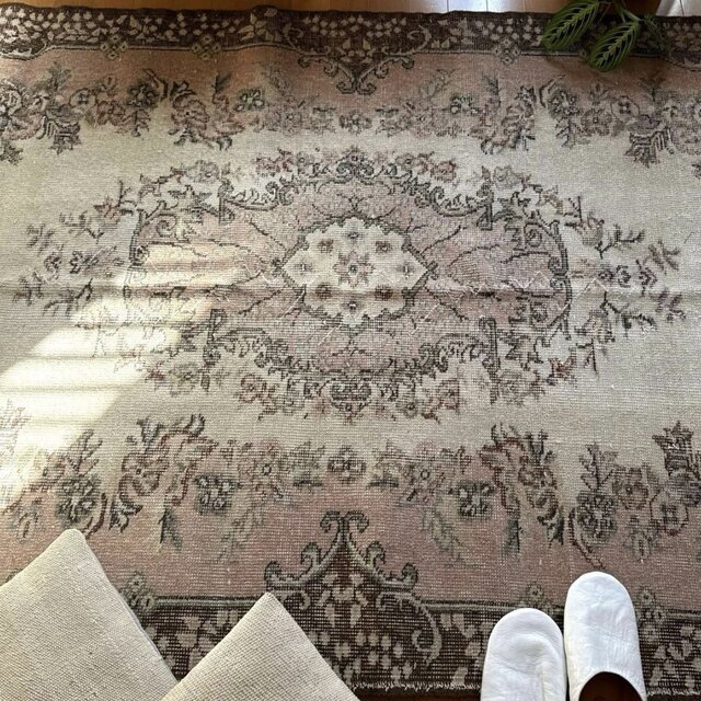 118×204 淡いピンクベージュ×ブラウン 花や実 トルコヴィンテージラグ