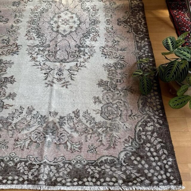 118×204 淡いピンクベージュ×ブラウン 花や実 トルコヴィンテージラグ