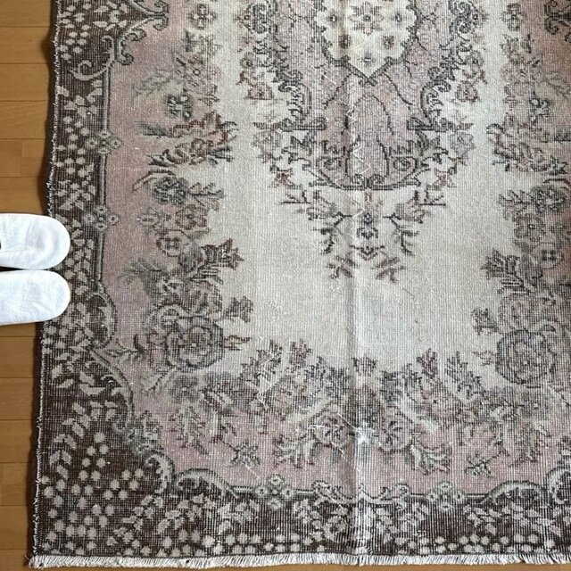 118×204 淡いピンクベージュ×ブラウン 花や実 トルコヴィンテージラグ