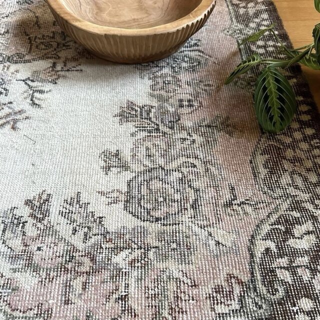 118×204 淡いピンクベージュ×ブラウン 花や実 トルコヴィンテージラグ