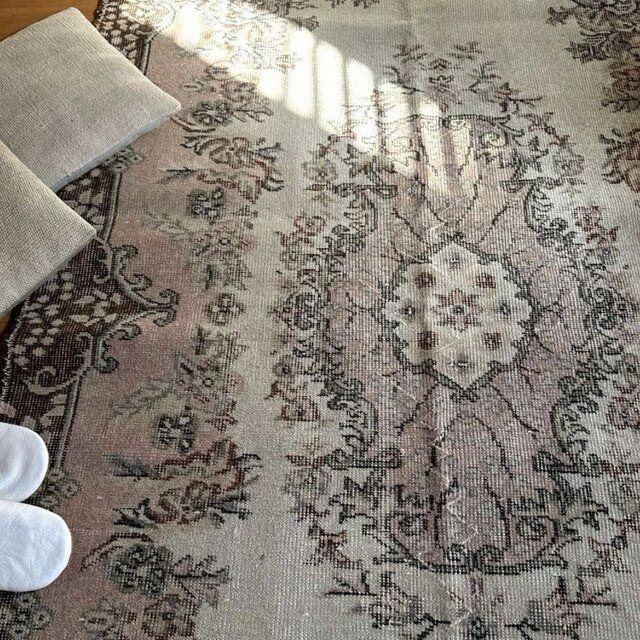 118×204 淡いピンクベージュ×ブラウン 花や実 トルコヴィンテージラグ