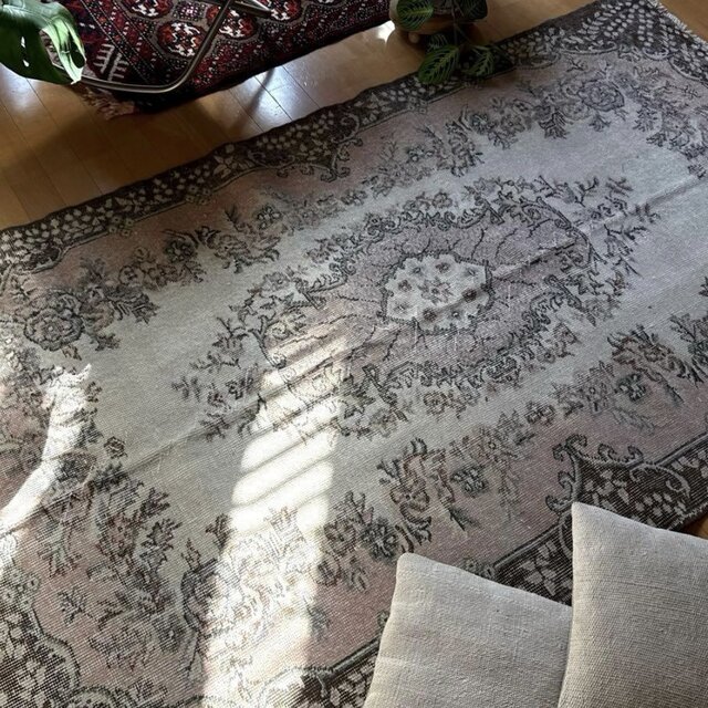 ペールベージュ✳︎111×191 均等柄グレー　フローラル　トルコヴィンテージラグ 118×204 淡いピンクベージュ×ブラウン 花や実 トルコヴィンテージラグ