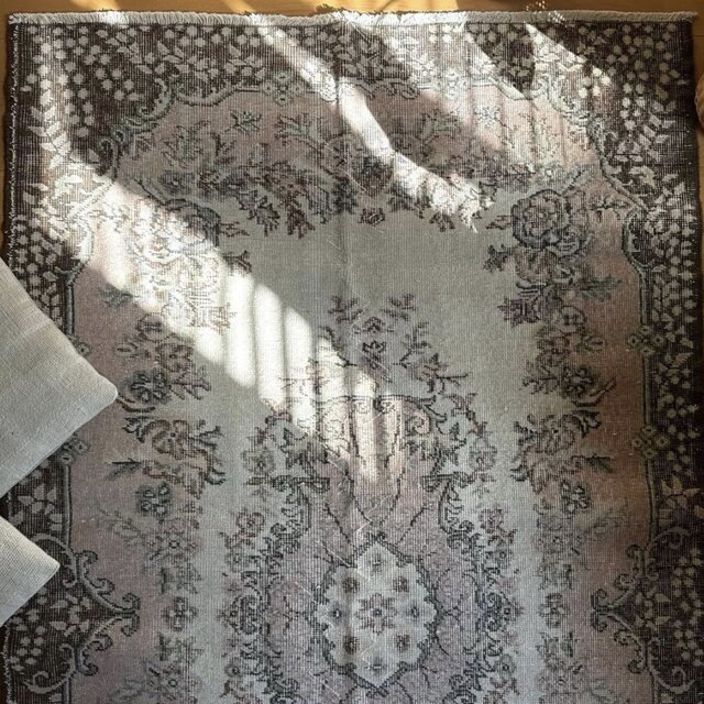 118×204 淡いピンクベージュ×ブラウン 花や実 トルコヴィンテージラグ