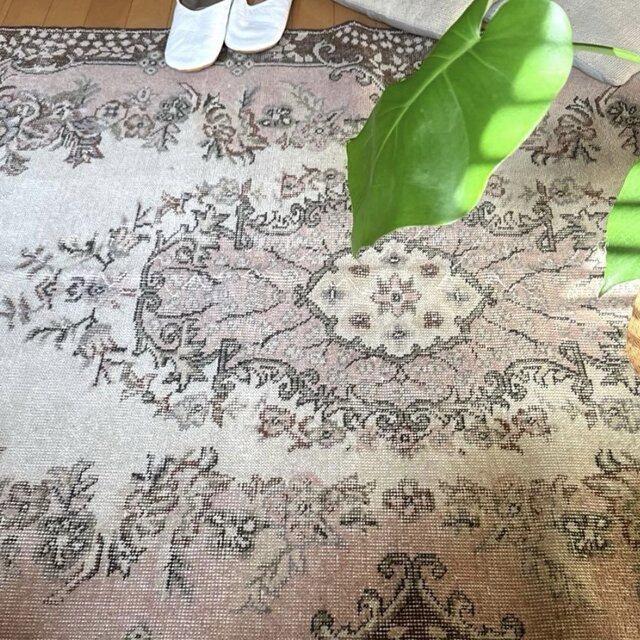 118×204 淡いピンクベージュ×ブラウン 花や実 トルコヴィンテージラグ