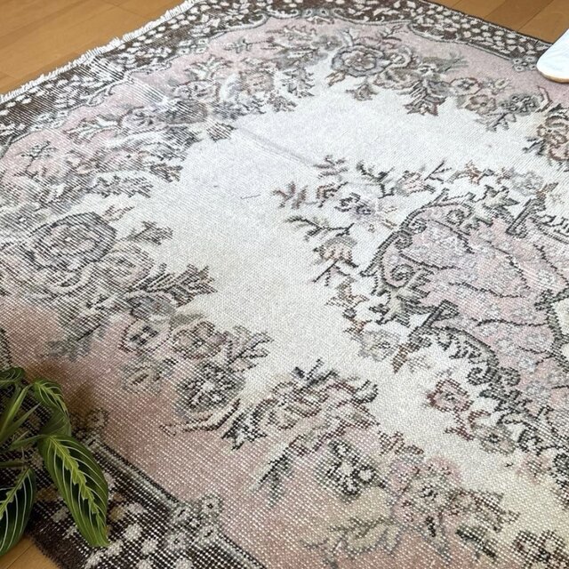 118×204 淡いピンクベージュ×ブラウン 花や実 トルコヴィンテージラグ