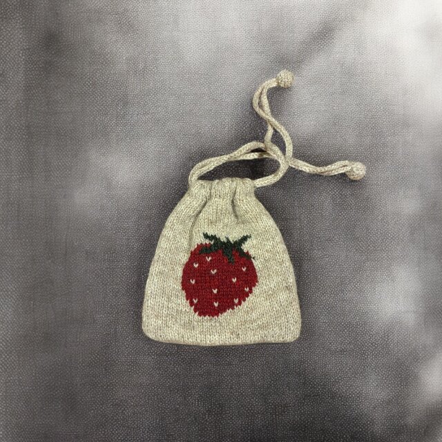 シェットランドウールで編んだいちごの巾着 | iichi 日々の暮らしを