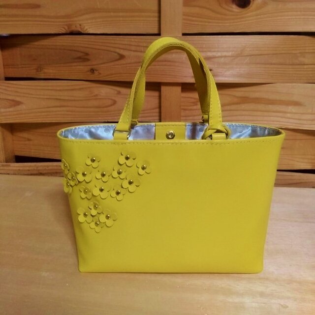 ★10周年感謝セール！1000円OFF　革小花の付いたミニトートバッグ