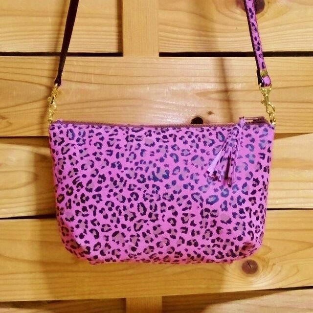 ★10周年感謝セール！1000円OFF　プリントスエードのカシメポシェット