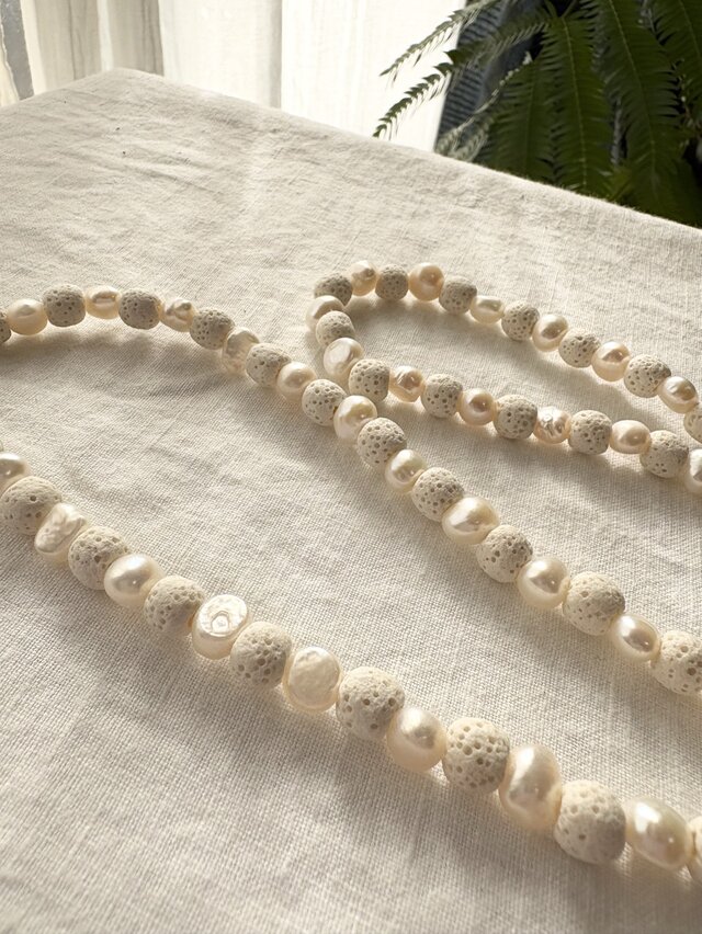 バロック淡水パール × ラバストーン 　同色のコントラストが美しい 70cmネックレス