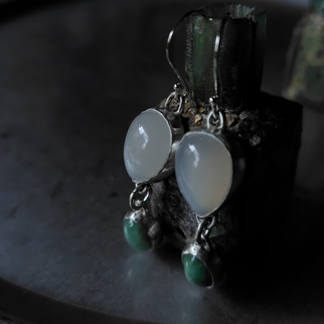 ムーンストーンとエメラルドのシルバーピアス