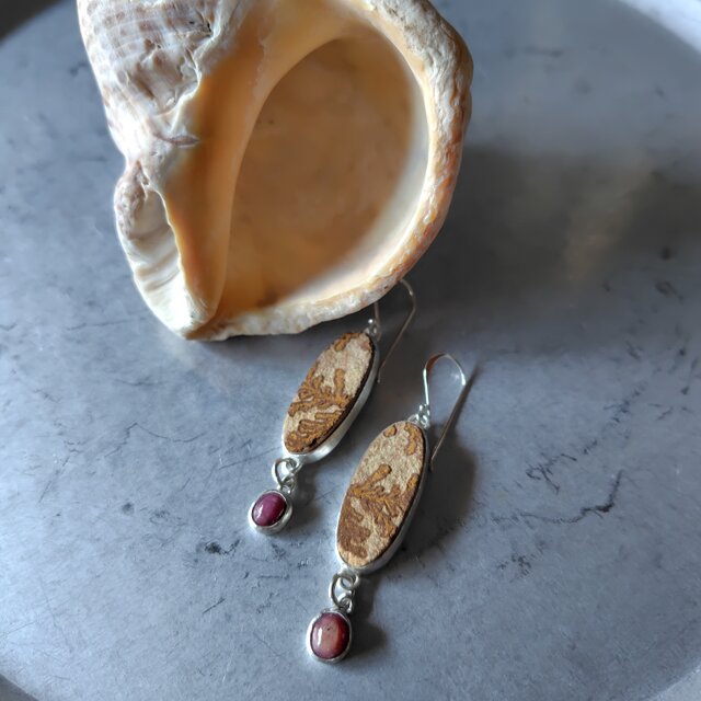 デンドライトライムストーンとルビーのシルバーピアス | iichi 日々の