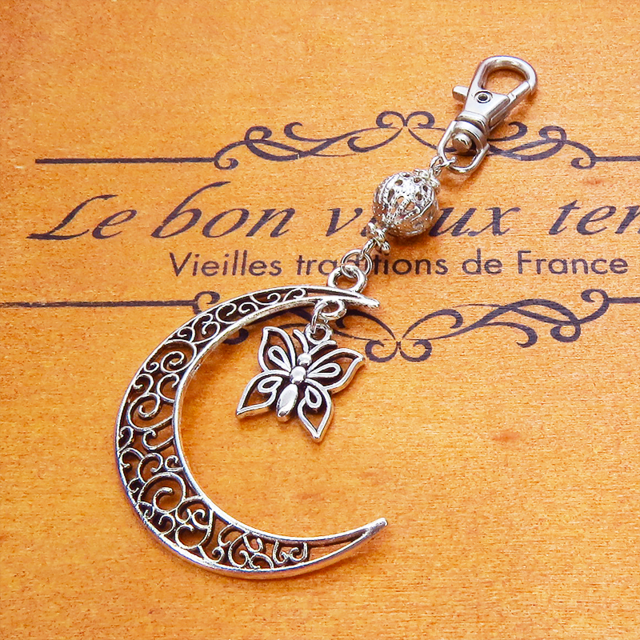 アンティークシルバー アラベスク調の透かし模様の三日月と蝶のキーホルダー バタフライ バッグチャーム 金具変更可